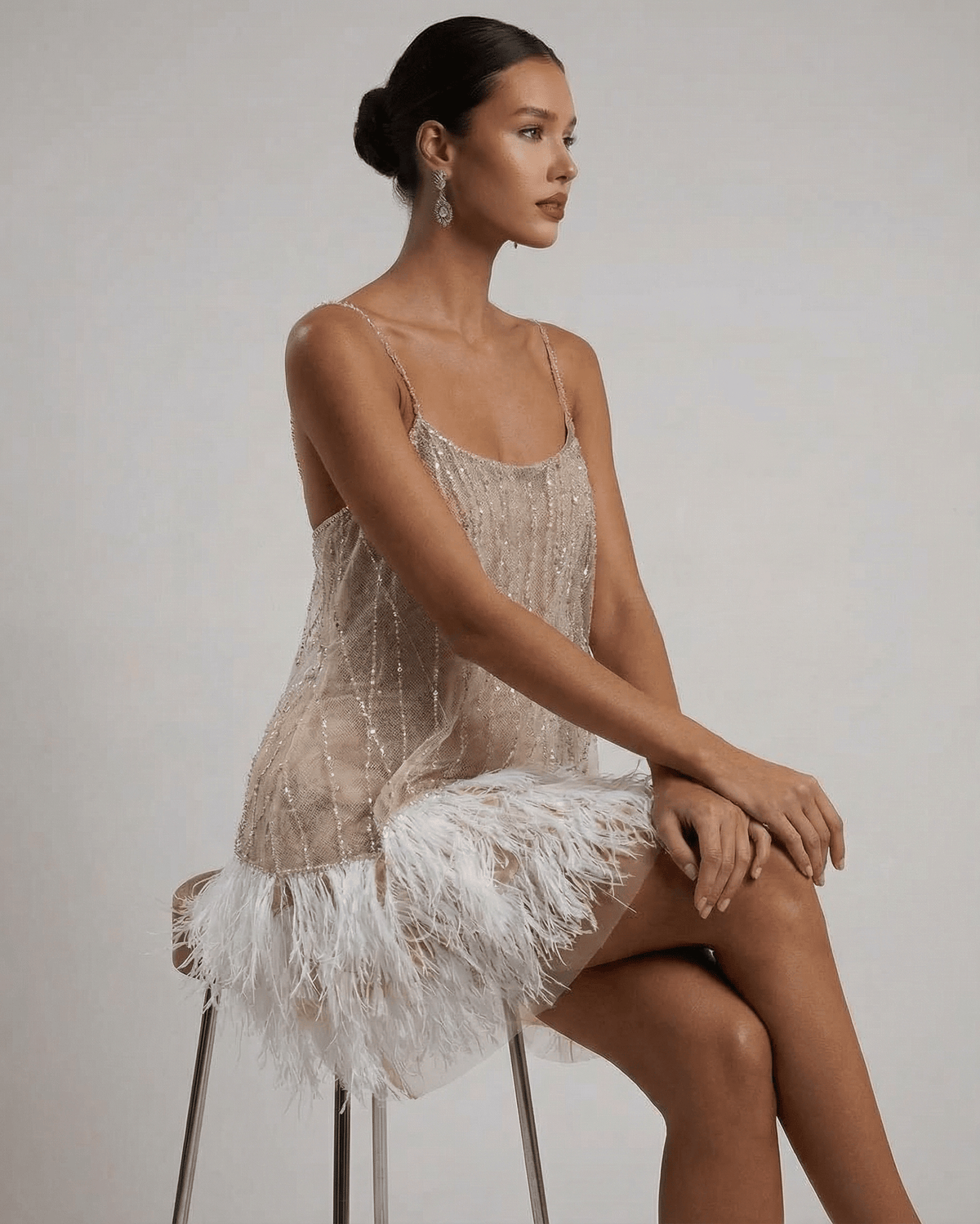 Elegante Sequin Tulle Mini Jurk met Verendetail - Off-Shoulder Feestelijk