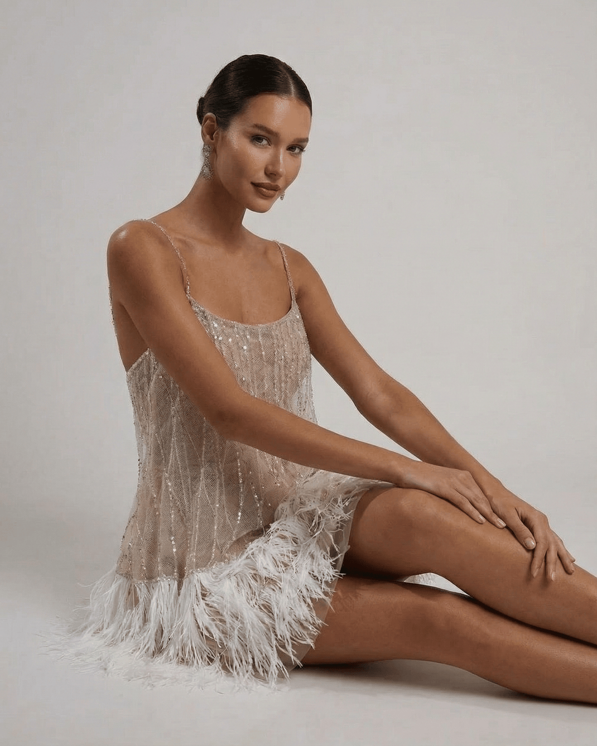 Elegante Sequin Tulle Mini Jurk met Verendetail - Off-Shoulder Feestelijk