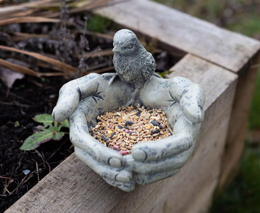 BirdHaven – Symbolische Vogelvoeder in Handvorm van Hars