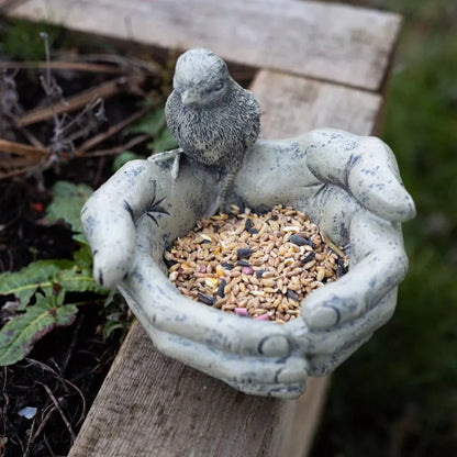 BirdHaven – Symbolische Vogelvoeder in Handvorm van Hars