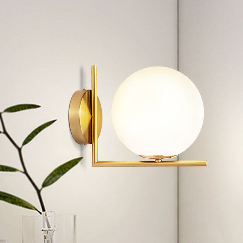 Antieke Messing Globe Wandlamp met Opale Glazen Schaduw