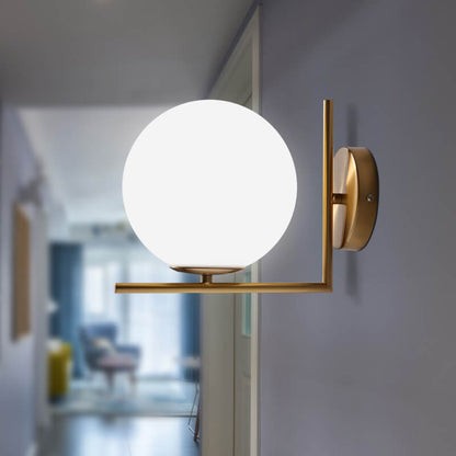 Antieke Messing Globe Wandlamp met Opale Glazen Schaduw